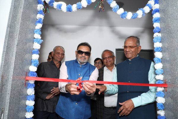 Renovated Gemmological Lebroratory of IDI inaugurated by Shri Vallabhbhai Lakhani, Chairman, Kiran Gems with Shree Govindbhai Dholakiya (Hon'ble MP) and Shree Kantibhai Balar, (MLA, Surat)
